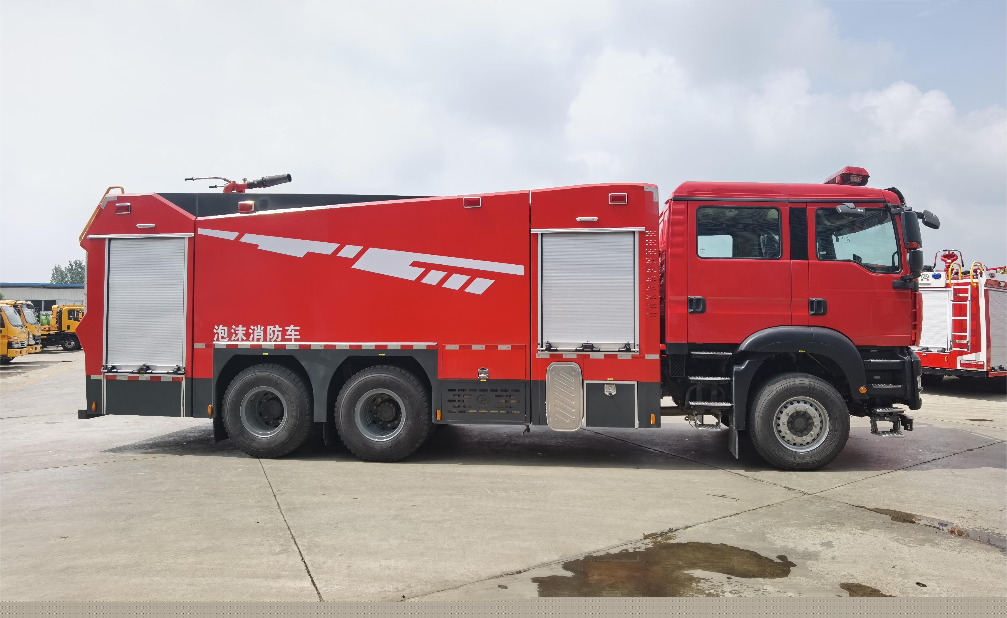 汕德卡13噸泡沫消防車