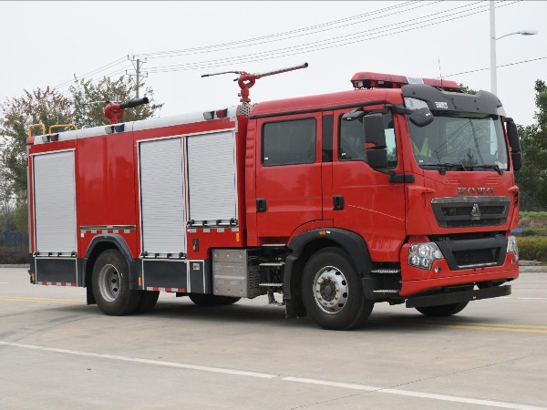 豪沃6.5噸干粉泡沫聯(lián)用消防車